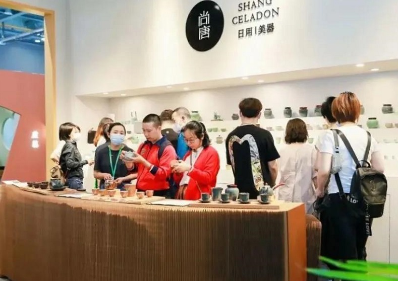 2026年武汉秋季茶产业展-武汉茶博会TEAEXPO参展商与海外采购商展台洽谈现场