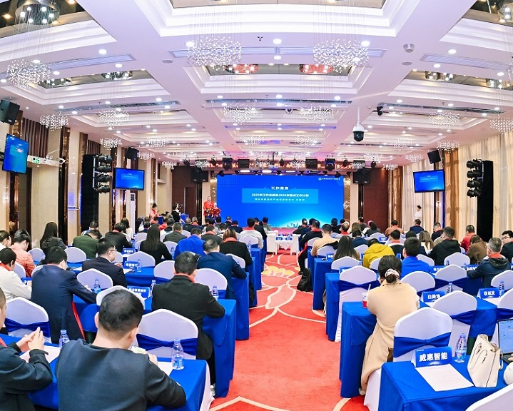2026年中国(深圳)智能产业高峰论坛CIIS展馆现场,专业观众参观实况