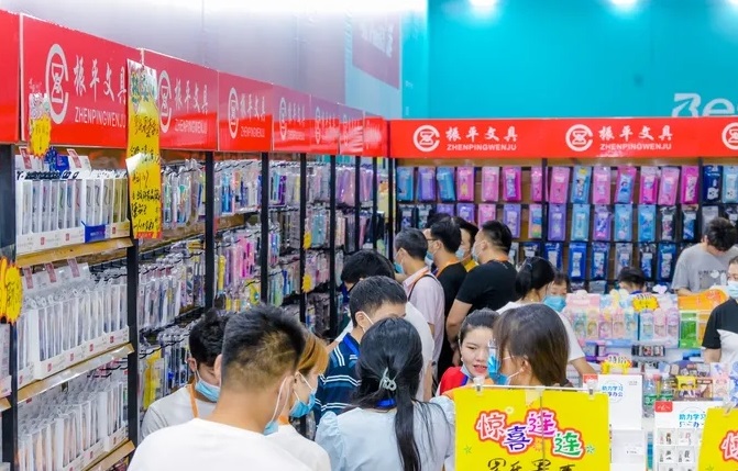 2026年郑州礼赠品、商超好物及数字化展览会Zhengzhou Gift Exhibition参展商与海外采购商展台洽谈现场