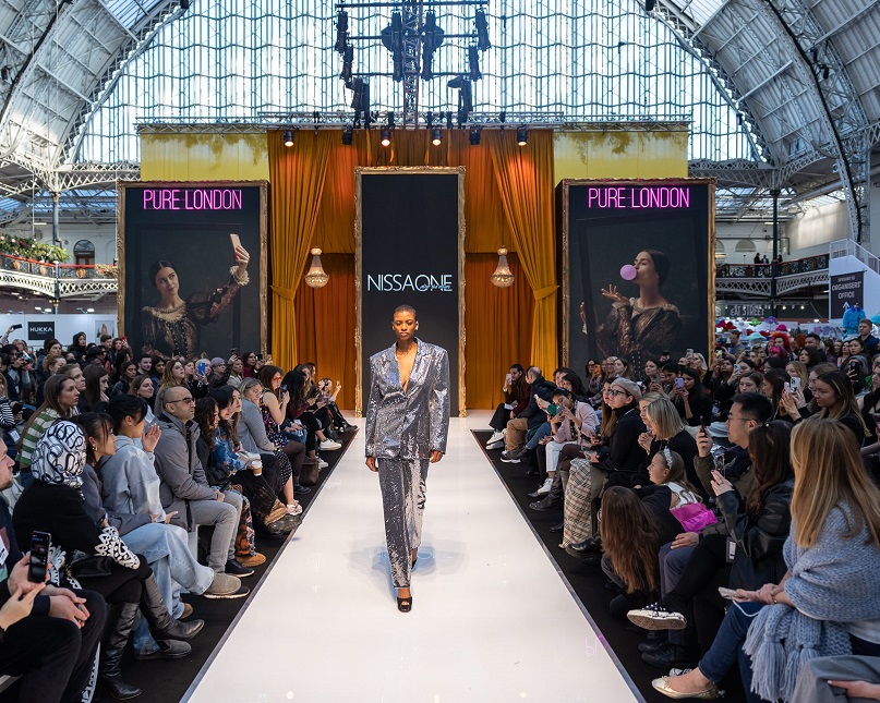 2026年英国伯明翰秋季服装及纺织面料展览会Pure London展会现场产品演示与行业交流活动