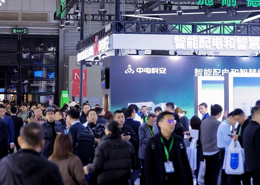 2026年上海国际储能技术展ES Shanghai参展商与海外采购商展台洽谈现场