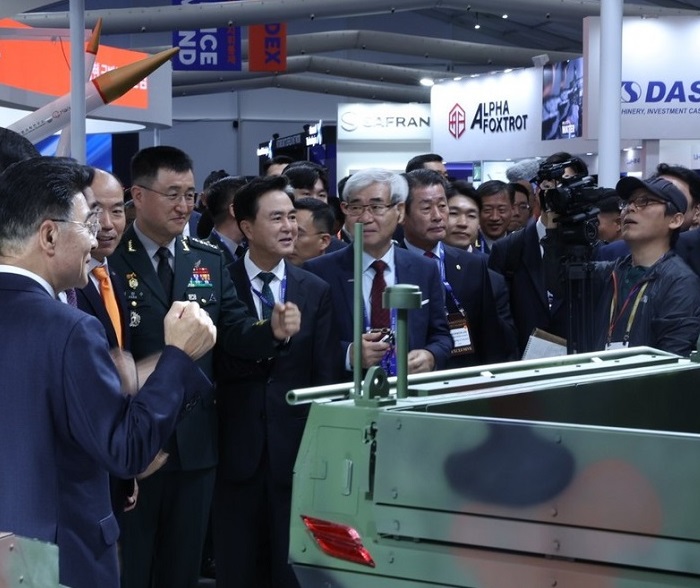 2026年韩国陆军国际防务工业展览会KADEX展馆现场，专业观众参观实况