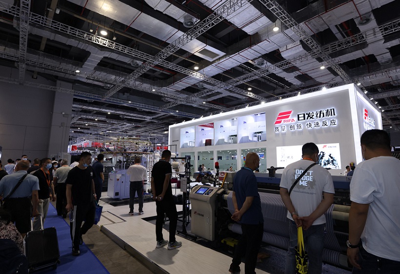 2026年上海国际纺织机械展ITMAITMA ASIA展馆现场,专业观众参观实况