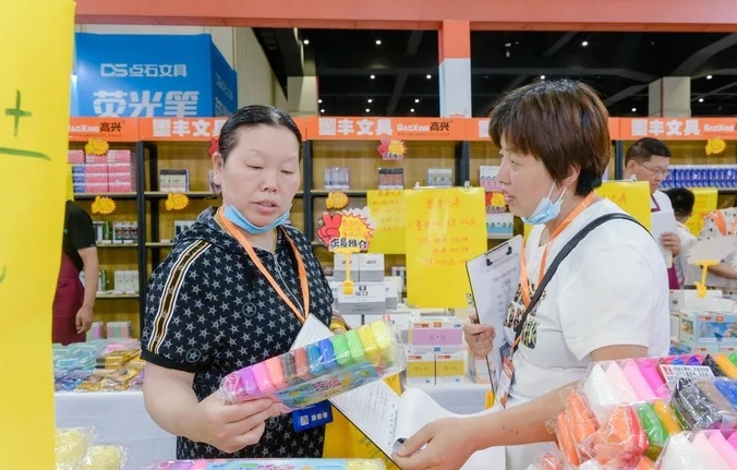 2026年郑州礼赠品、商超好物及数字化展览会Zhengzhou Gift Exhibition展馆现场，专业观众参观实况