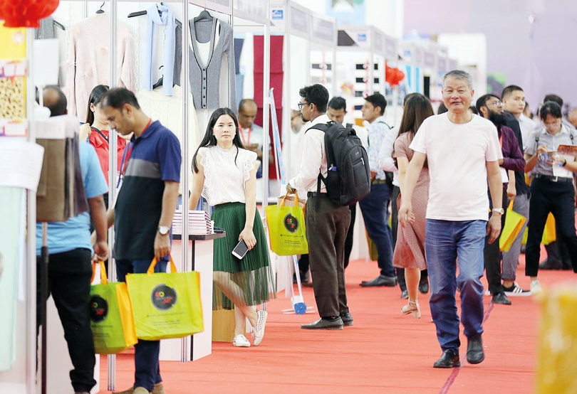 2026年孟加拉达卡纺织面料展览会TEXTECH展馆现场，专业观众参观实况