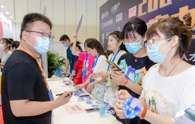 2026年郑州礼赠品、商超好物及数字化展览会Zhengzhou Gift Exhibition展馆现场，专业观众参观实况