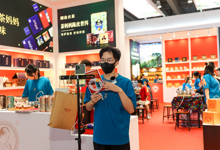 2026年广州国际茶叶展-广州茶博会TEA EXPO参展商与海外采购商展台洽谈现场