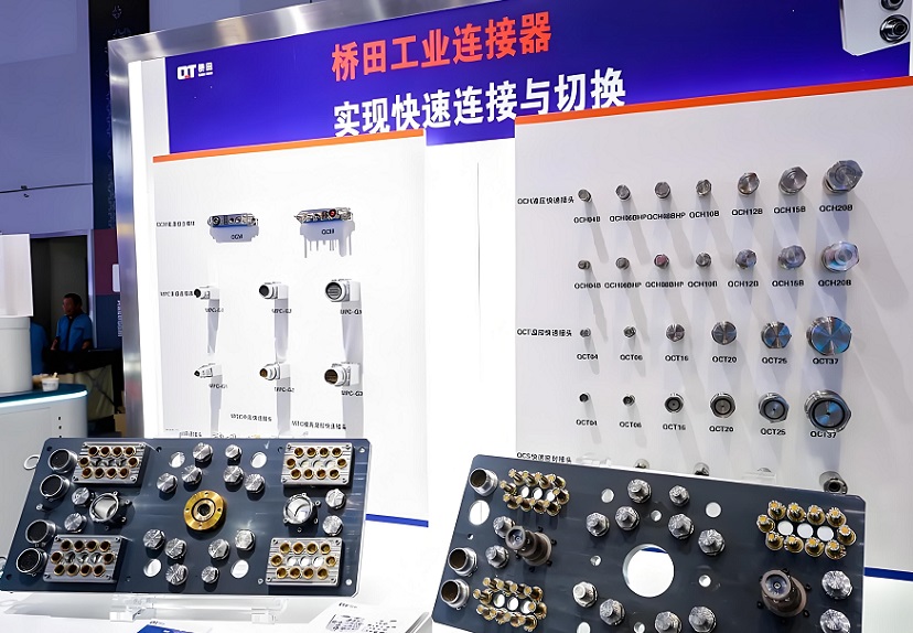2026年上海国际连接器产业展览会EConnector参展商与海外采购商展台洽谈现场