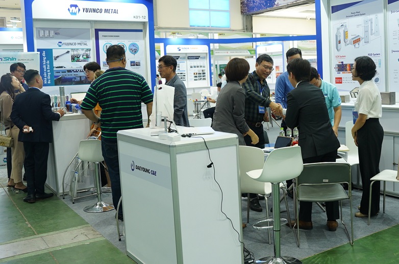 2026年越南河内电池、储能展览会Battery Expo参展商与海外采购商展台洽谈现场