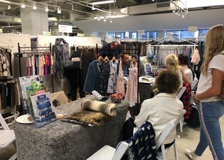 2026年美国洛杉矶纺织服装面料展览会LA TEXTILE参展商与海外采购商展台洽谈现场