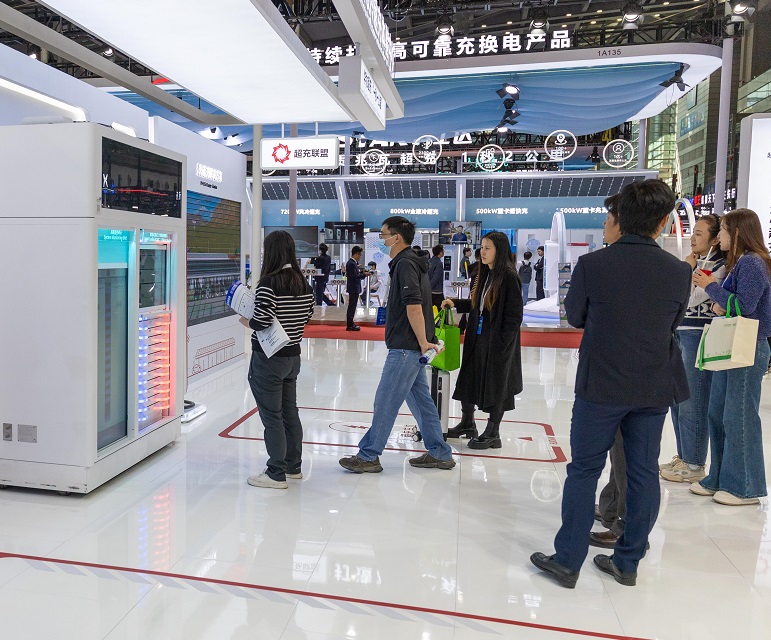 2026年深圳国际锂电池技术展览会IBTE参展商与海外采购商展台洽谈现场