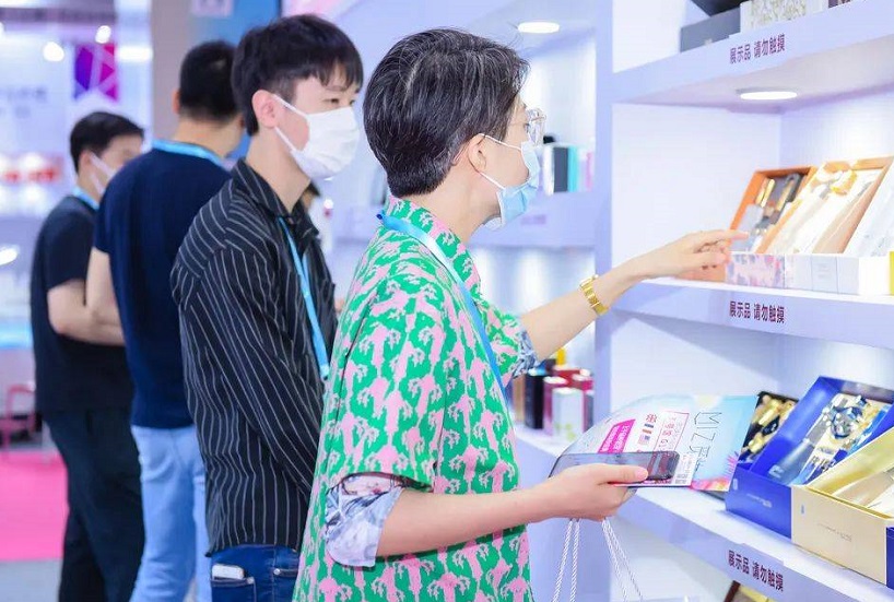 2026年北京国际美容化妆品博览会CBBE参展商与海外采购商展台洽谈现场