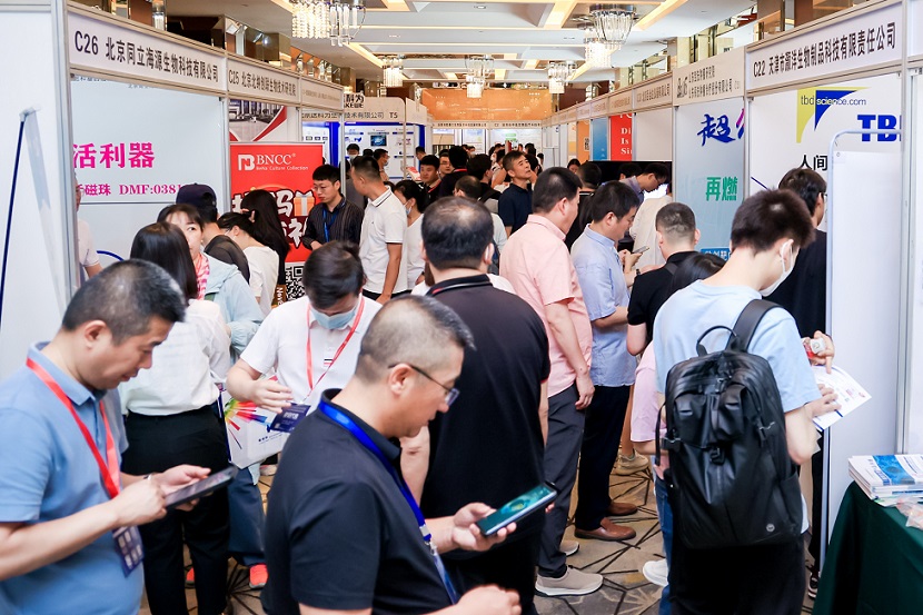 2026年中国细胞生物产业大会与生物医药创新合作大会CBIC展馆现场,专业观众参观实况