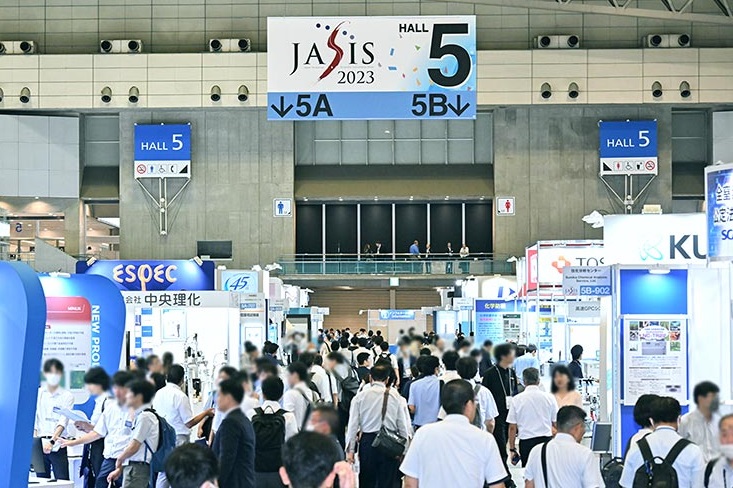 2026年日本东京实验室分析仪器、科学仪器展览会JASIS参展商与海外采购商展台洽谈现场