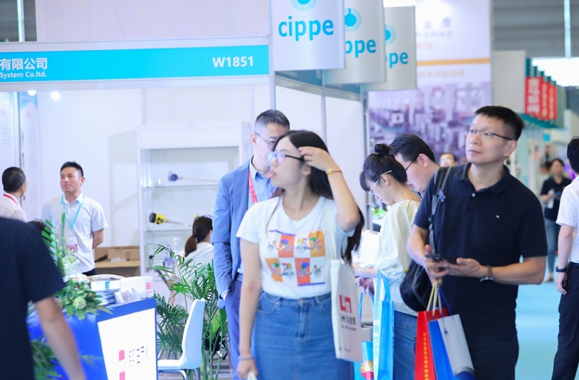 2026年成都国际石油和化工技术装备展览会CIPPE参展商与海外采购商展台洽谈现场