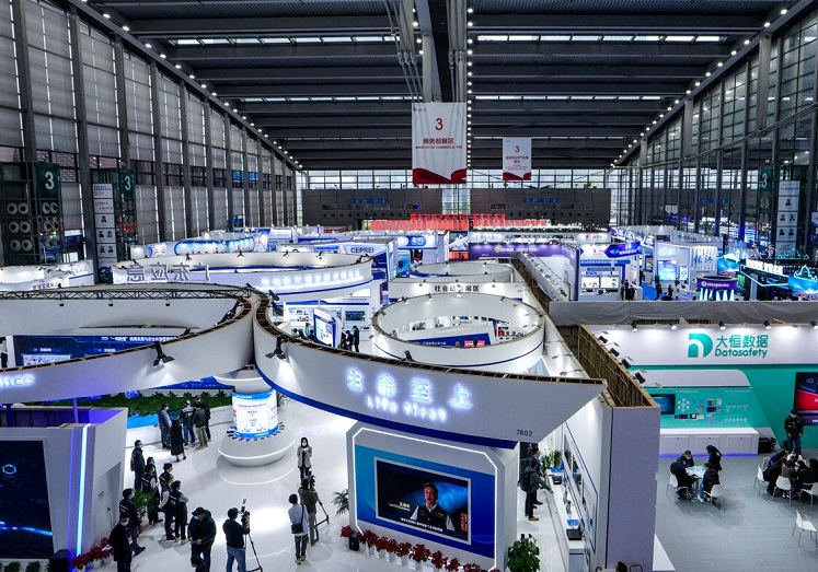 2026年深圳高交会国之重器、科技巨头产业链展CHTF展馆现场,专业观众参观实况