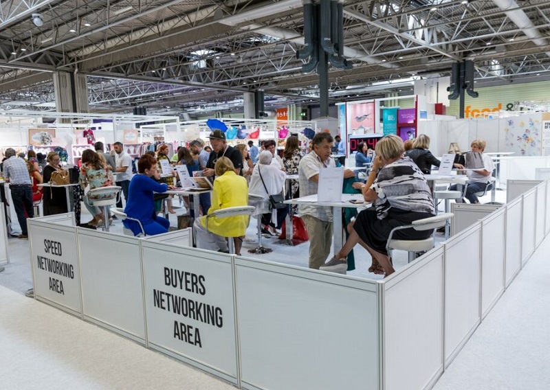 2026年英国伯明翰秋季男女鞋、箱包及服装配饰展UK Moda Footwear展馆现场,专业观众参观实况