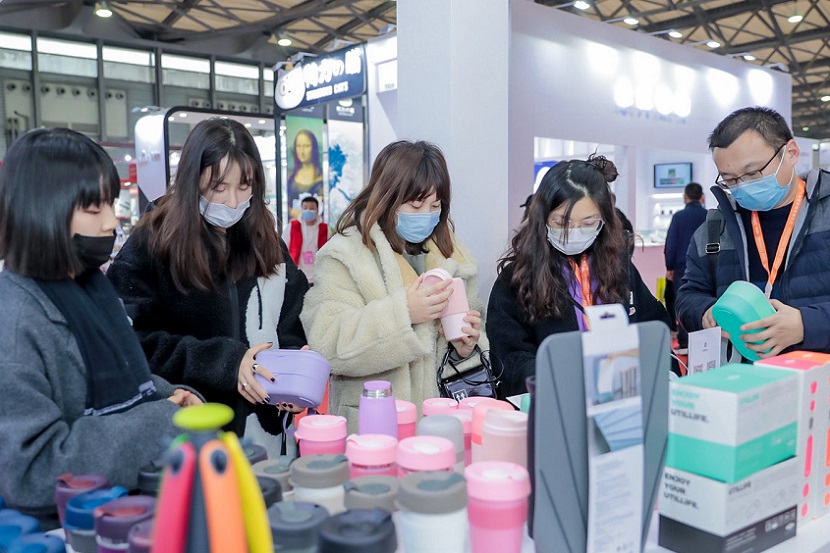 2026年广州文化产业交易会暨全球IP文创及潮玩礼品馆-华礼展CHN GIFT EXPO展馆现场,专业观众参观实况