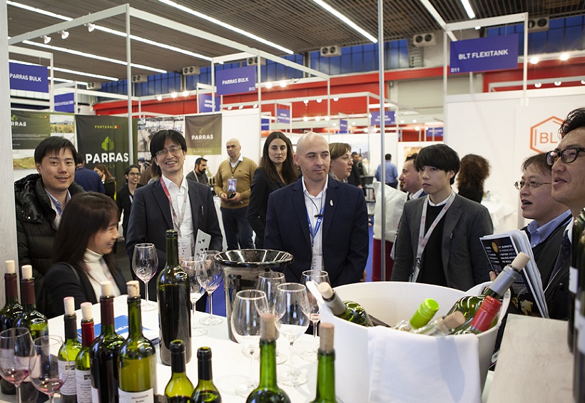 2026年荷兰世界散装酒展WBWEWorld Bulk Wine Exhibition参展商与海外采购商展台洽谈现场