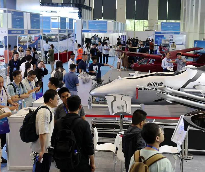 2026年深圳eVTOL产业发展大会暨低空经济展览会eVTOL展馆现场,专业观众参观实况
