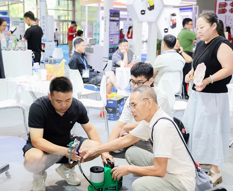 2026年广州国际五金电器博览会暨工业品跨境电商出口展CGHE参展商与海外采购商展台洽谈现场