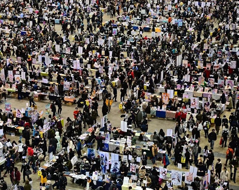 2026年日本东京国际冬季漫画展ComiketComic Market展馆现场,专业观众参观实况