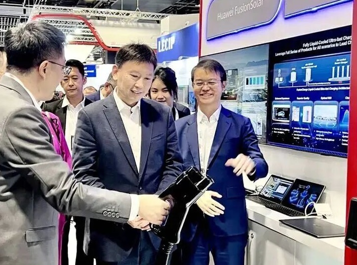 2026年新加坡电动车、智能交通、充电桩展SUMWSingapore Urban Mobility Week参展商与海外采购商展台洽谈现场