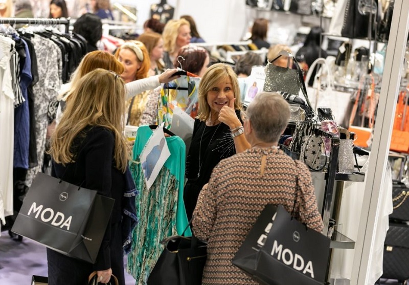 2026年英国伯明翰秋季男女鞋、箱包及服装配饰展UK Moda Footwear展馆现场,专业观众参观实况