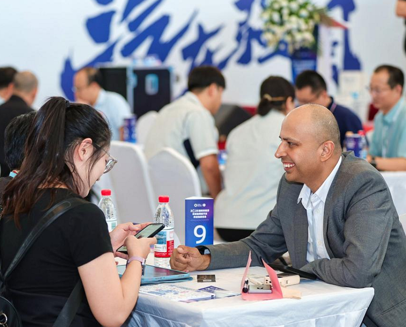 2026年天津国民新能源及智能网联汽车供应链展览会Tianjin Auto Show参展商与海外采购商展台洽谈现场
