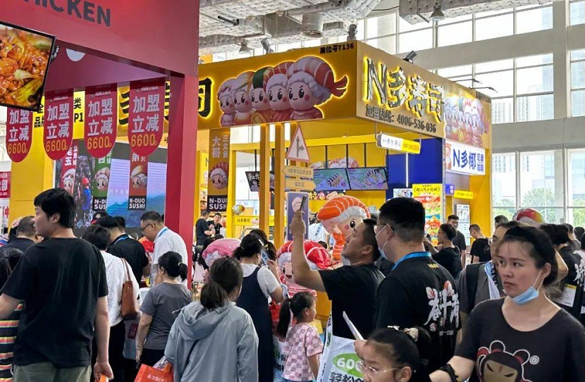 2026年山东济南国际连锁加盟展览会CRFE展馆现场，专业观众参观实况