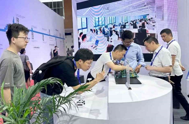 2026年中国（江苏）国际储能大会暨智慧储能技术展CESC参展商与海外采购商展台洽谈现场