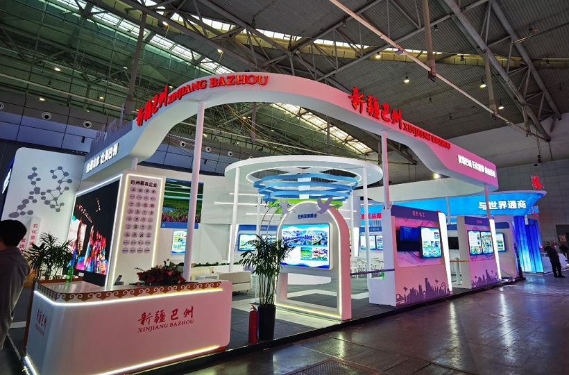 2026年丝路新疆石油及化工工业博览会CACPE展馆现场,专业观众参观实况