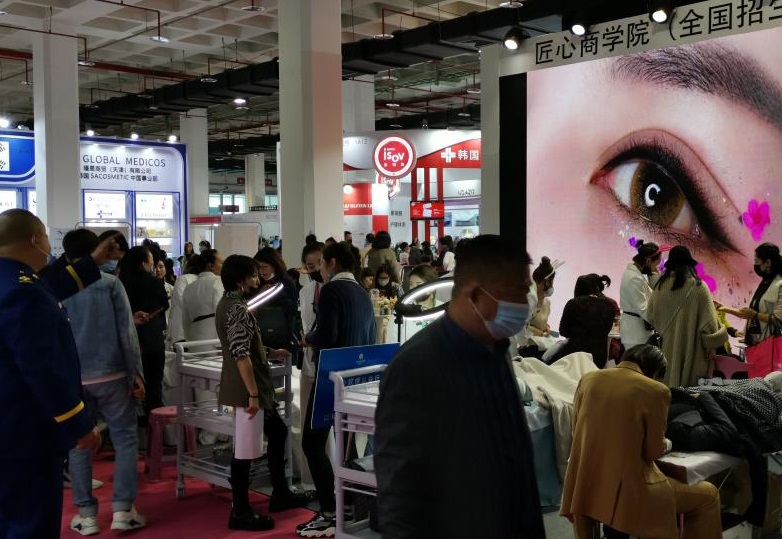 2026年北京国际美容化妆品博览会CBBE参展商与海外采购商展台洽谈现场