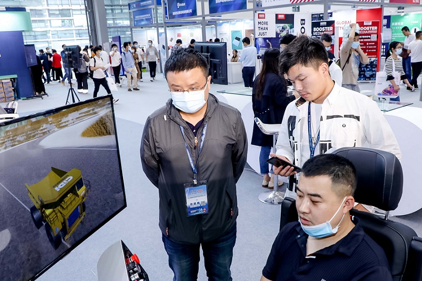 2026年中国(上海)半导体产业与应用博览会IC EXPO展馆现场,专业观众参观实况