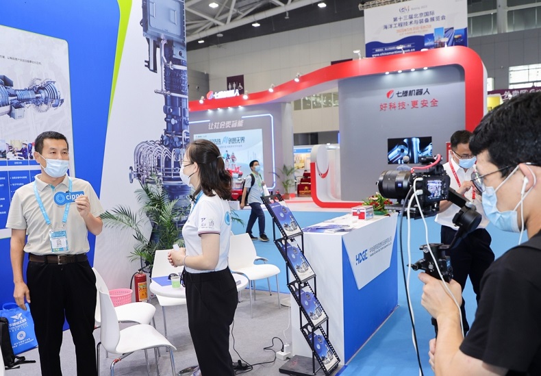 2026年丝路新疆石油及化工工业博览会CACPE参展商与海外采购商展台洽谈现场