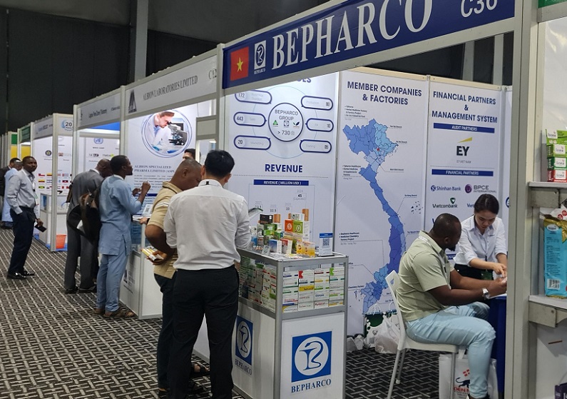 2026年尼日利亚制药和实验室设备展览会Nigeria Pharma Expo参展商与海外采购商展台洽谈现场
