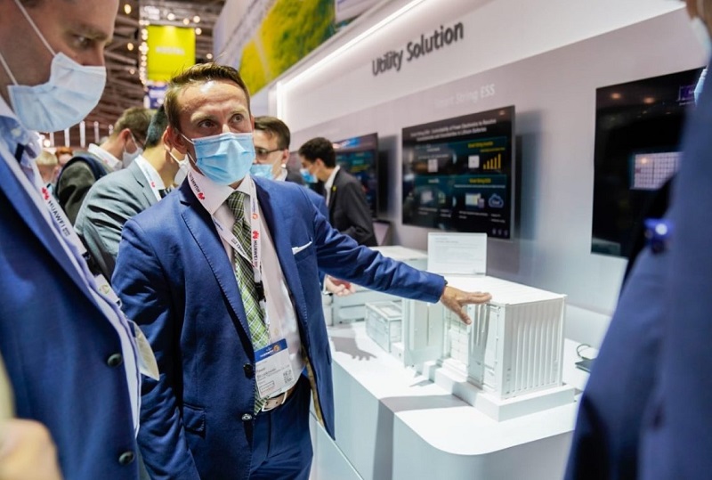 2026年德国杜塞尔多夫太阳能展览会Solar Solutions Dusseldorf参展商与海外采购商展台洽谈现场