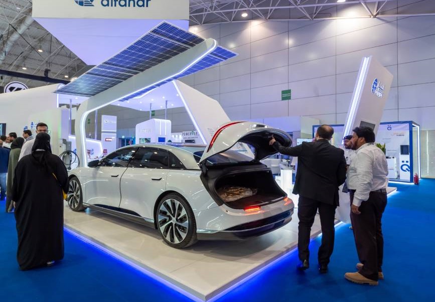 2026年沙特达曼新能源汽车、电动车展览会EVS Saudi参展商与海外采购商展台洽谈现场