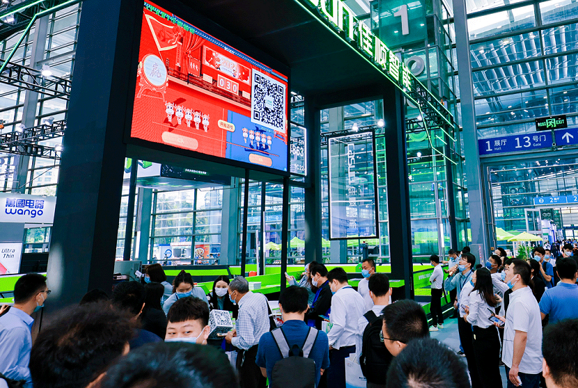 2026年中国(上海)半导体产业与应用博览会IC EXPO展馆现场,专业观众参观实况