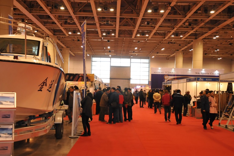 2027年威海钓鱼用品、钓具、渔具展览会CGC SHOW参展商与海外采购商展台洽谈现场
