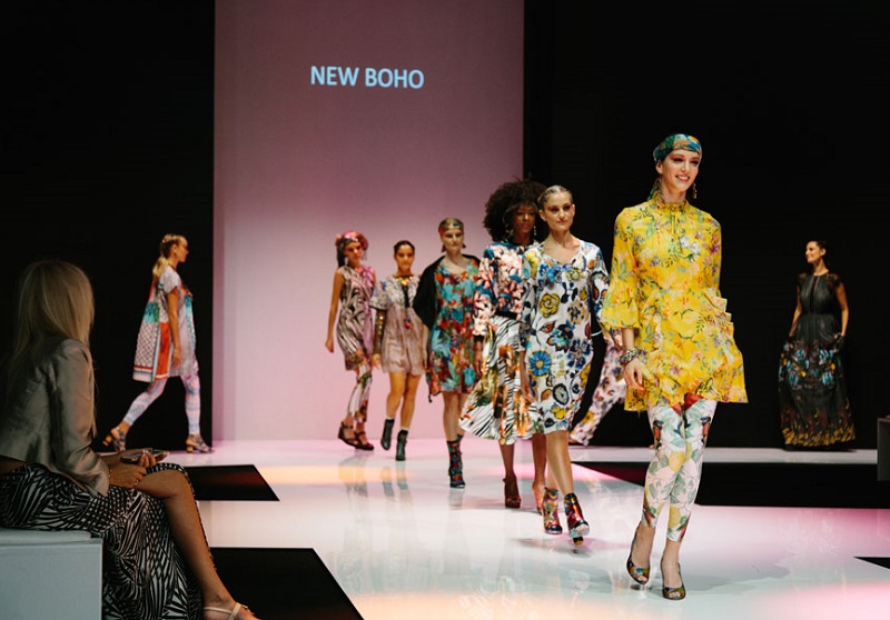 2026年英国伯明翰秋季男女鞋、箱包及服装配饰展UK Moda Footwear参展商与海外采购商展台洽谈现场
