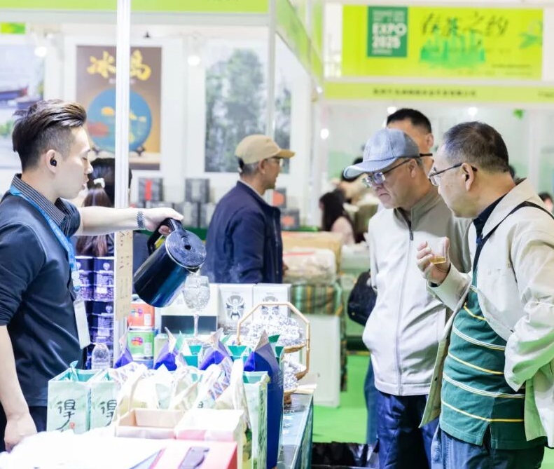 2026年上海茶博会-上海国际茶业交易博览会SITTE参展商与海外采购商展台洽谈现场