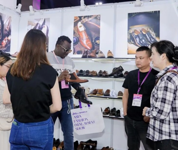 2026年马来西亚吉隆坡服装、服饰展Asia Fashion Show参展商与海外采购商展台洽谈现场