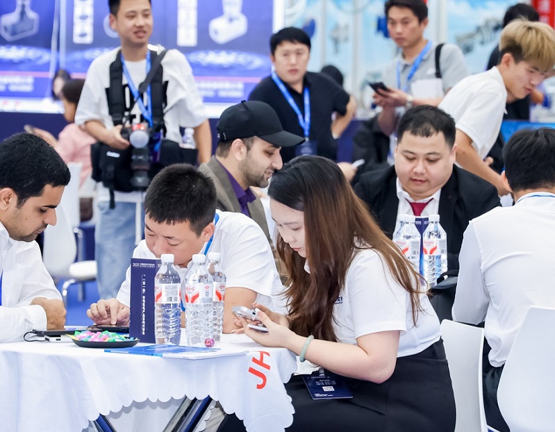 2026年武汉国际机床展览会CWME&WIIF参展商与海外采购商展台洽谈现场