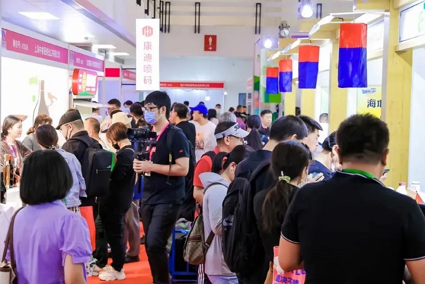 2026年北京餐饮食材预制菜产业博览会BCFEBCFE展馆现场，专业观众参观实况