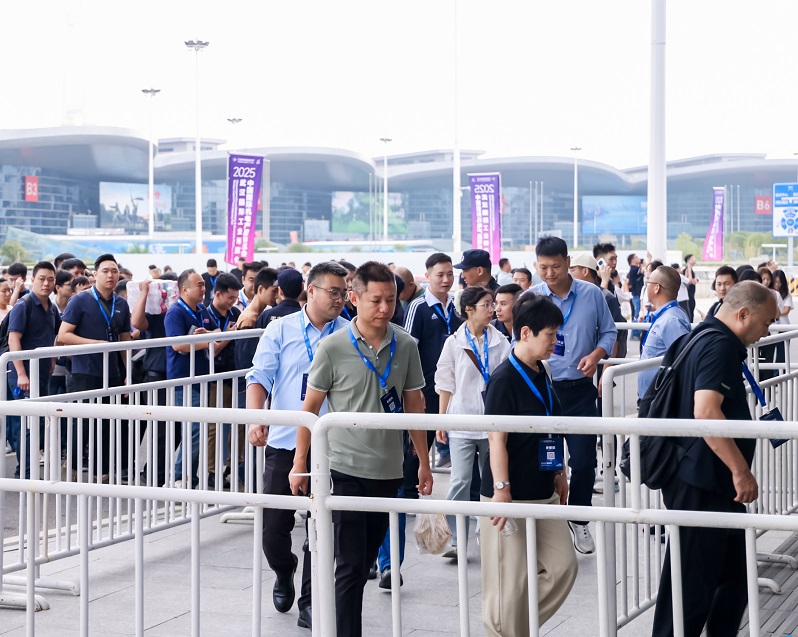 2027年武汉国际智能工业及自动化展览会CWME&WIIF展馆现场,专业观众参观实况
