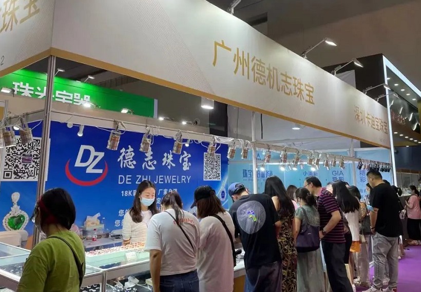 2026年上海国际珠宝展览会CSJE参展商与海外采购商展台洽谈现场