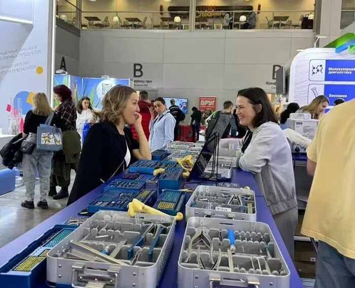 2026年俄罗斯兽医、小动物医疗展NVCNational Veterinary Congress参展商与海外采购商展台洽谈现场
