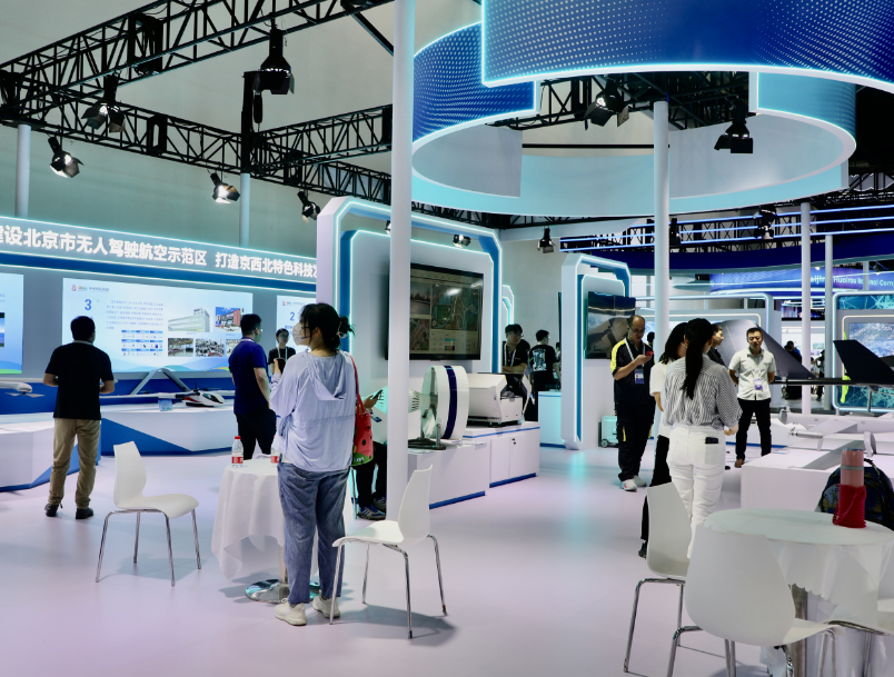 2026年西安无人机大会UAV EXPO展馆现场,专业观众参观实况