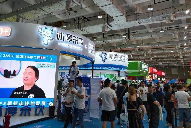 2026年山东济南国际连锁加盟展览会CRFE参展商与海外采购商展台洽谈现场